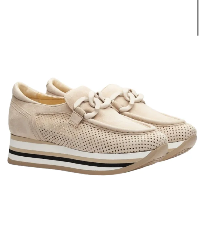 Men's loafers with a perforated leather upper for ventilationSoftwaves Cassie Creme 7.78.56