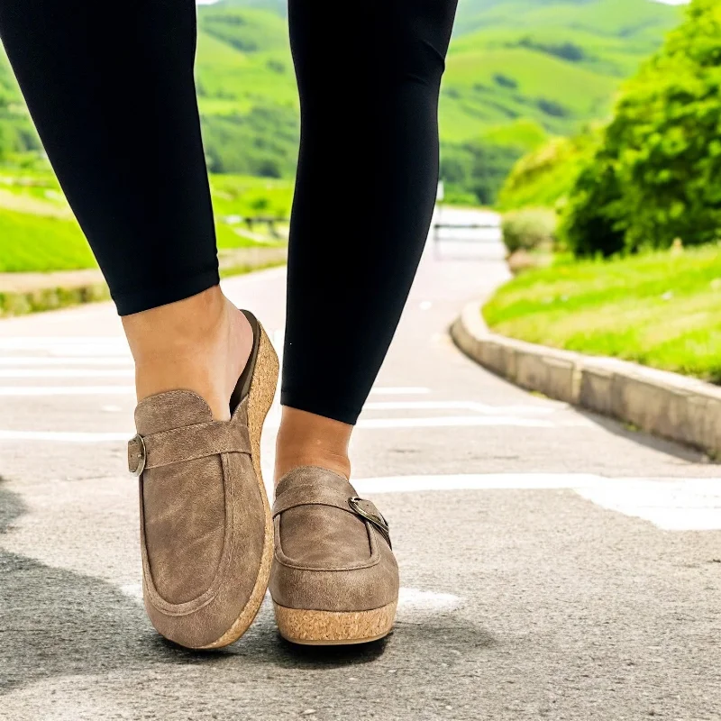 Slip - on men's loafers for easy wearCorkys(*15) All Get Out Clog