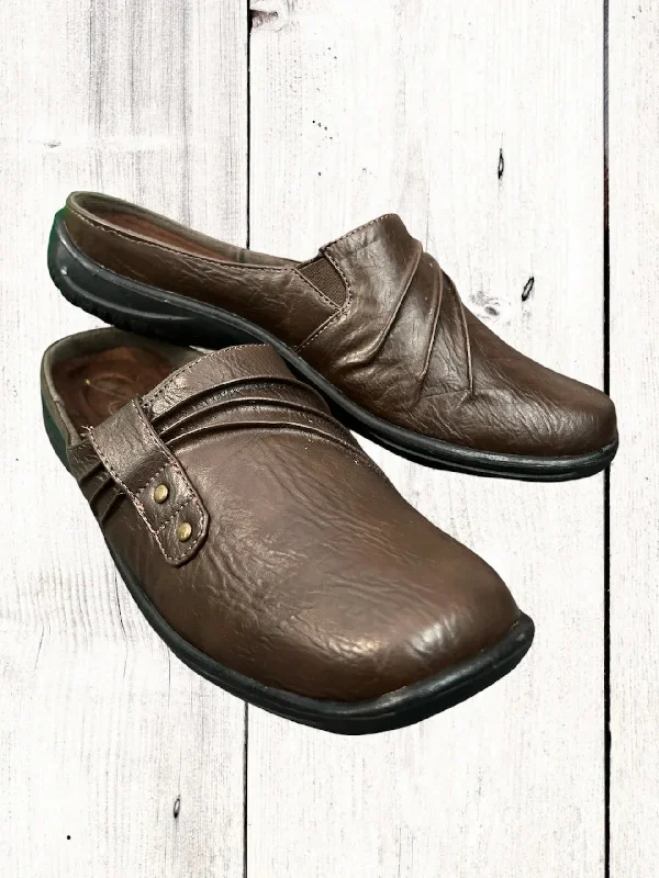 Men's loafers with a stretchy side panel for a better fitEasy Street Holly