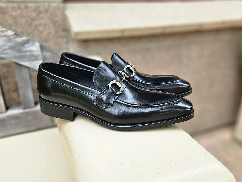 Men's loafers with a perforated leather upper for ventilationMen's Burnished Signature Buckle Loafer