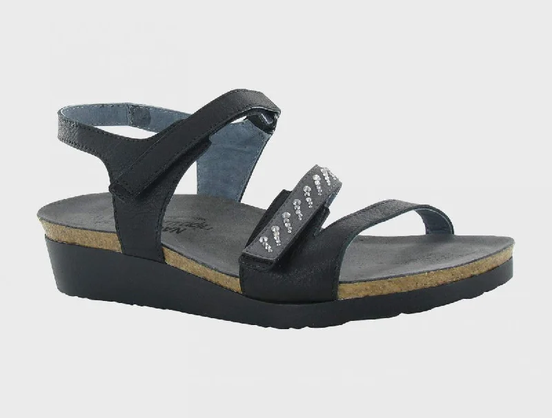 Men's leather sandals with an adjustable strapNaot Kendall