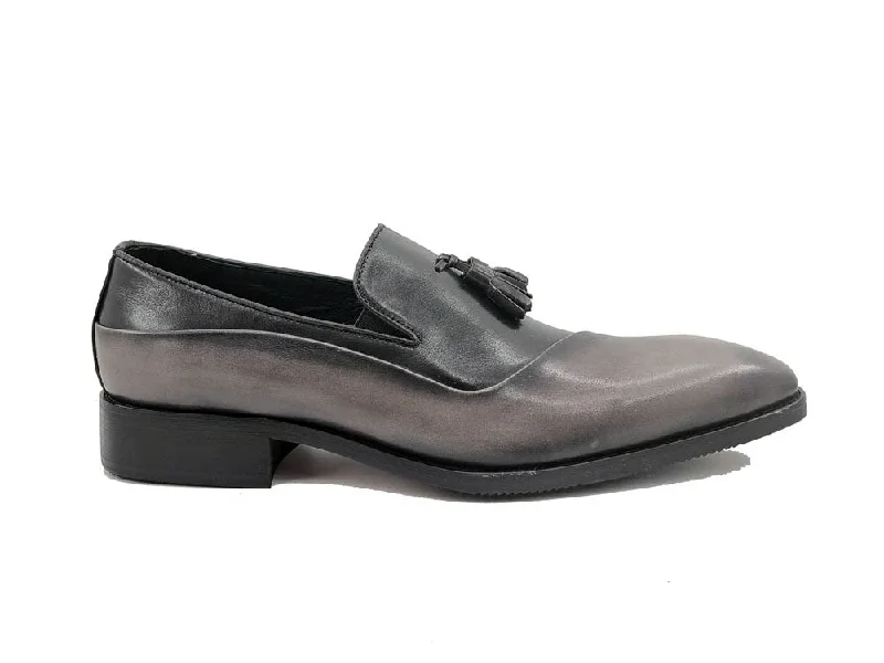 Men's loafers with a contrast stitching detailTwo Tone Tassel Loafer